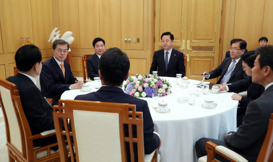 문재인 대통령이 11일 오후 청와대 본관 백악실에서 북핵 문제 해법 모색차 미국을 방문한 국회 동북아 평화협력 의원 외교단 소속 의원들을 면담하고 있다.